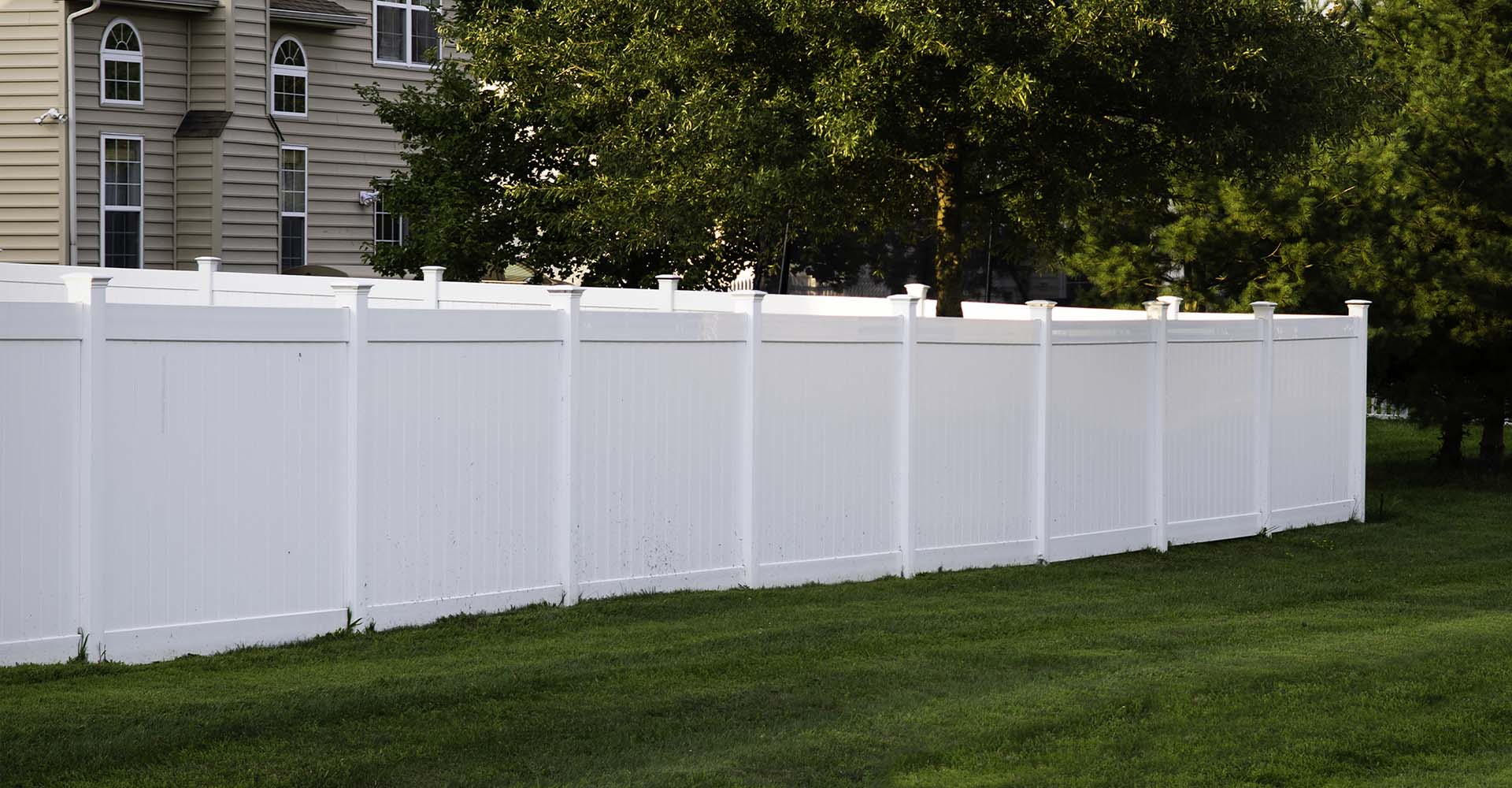 White Vinyl-Fence-Installed-in-Aurora